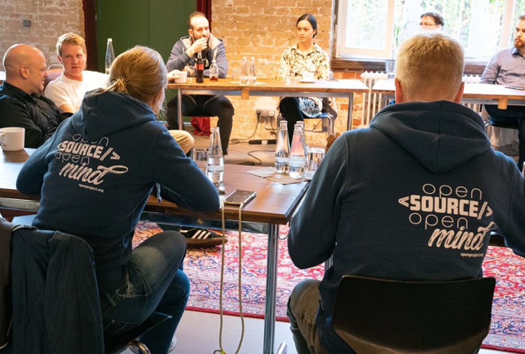 Un grupo de miembros del equipo OpenProject en una reunión de empresa.